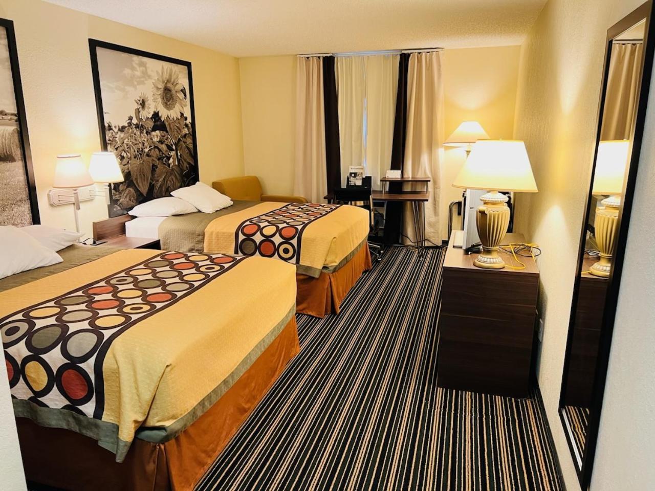 Super 8 By Wyndham Dodge City Dış mekan fotoğraf