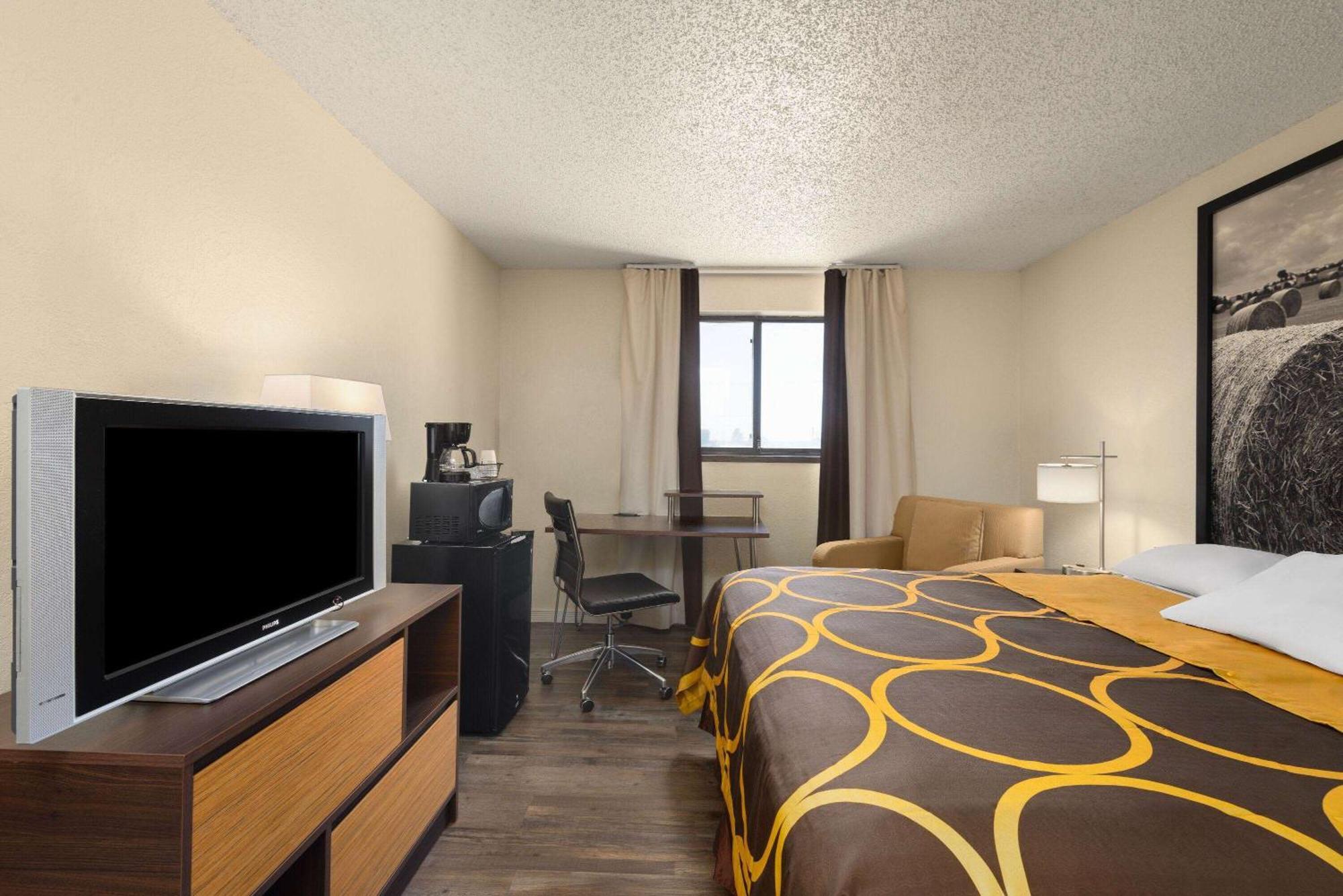Super 8 By Wyndham Dodge City Dış mekan fotoğraf
