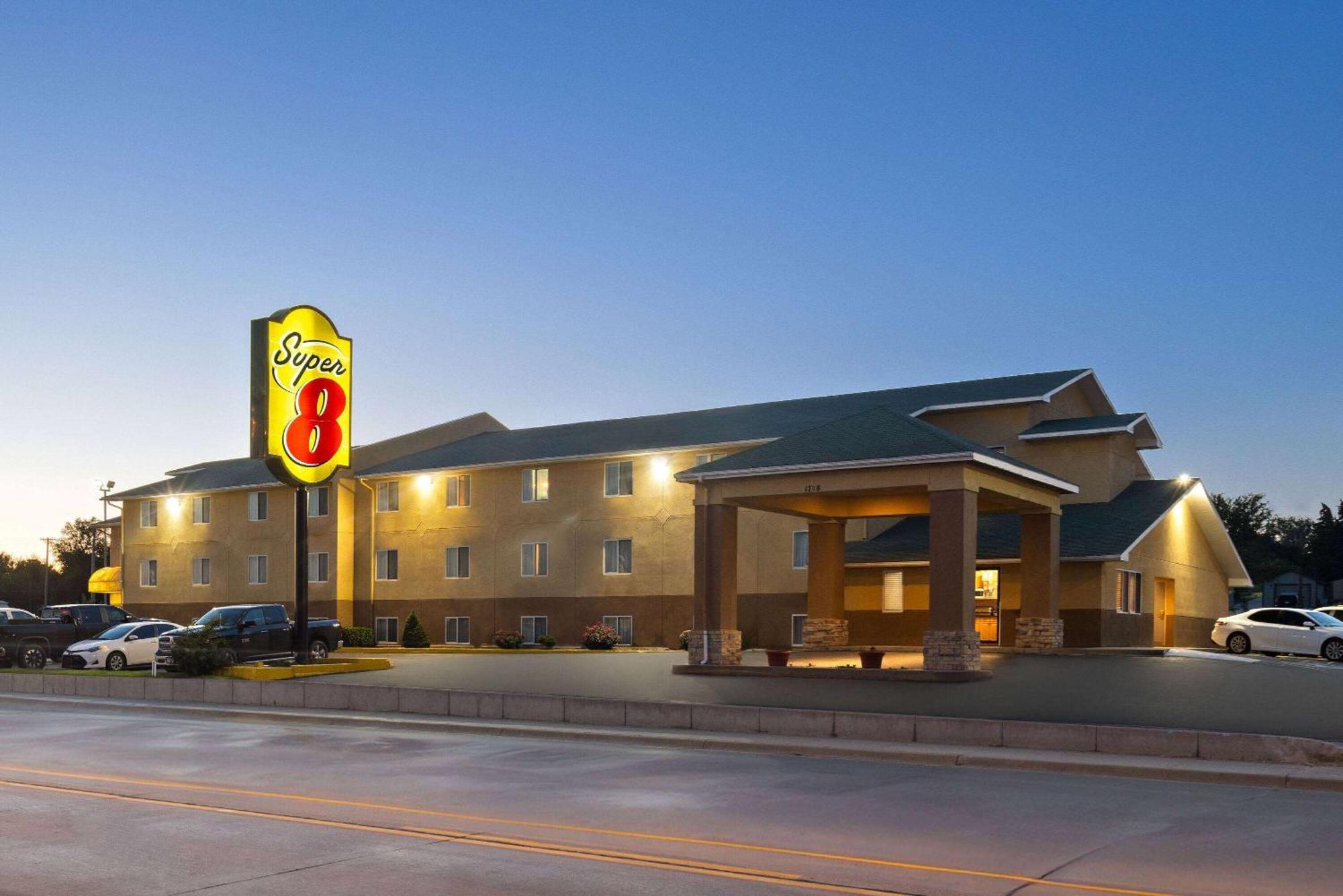 Super 8 By Wyndham Dodge City Dış mekan fotoğraf