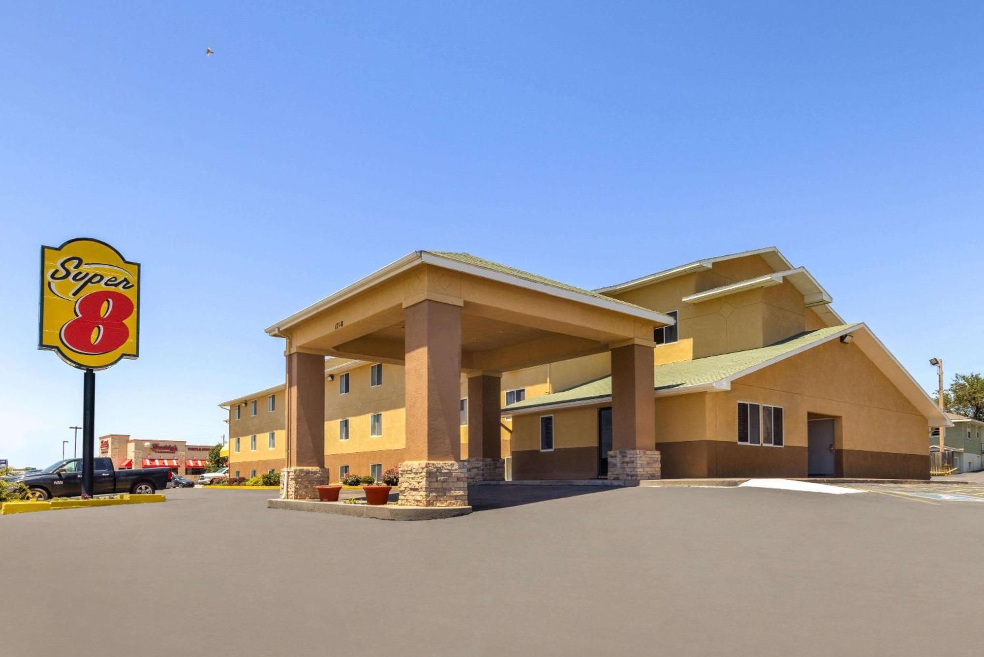 Super 8 By Wyndham Dodge City Dış mekan fotoğraf
